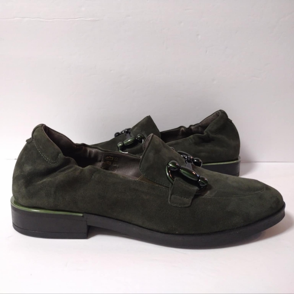 Like New SOFTWAVES Women's Gladis Loafers in Green Suede
